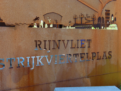 908963 Detail van de jongerenontmoetingsplaats (JOP) 'Rijnvliet-Strijkviertel' van cortenstaal, bij het fietspad langs ...